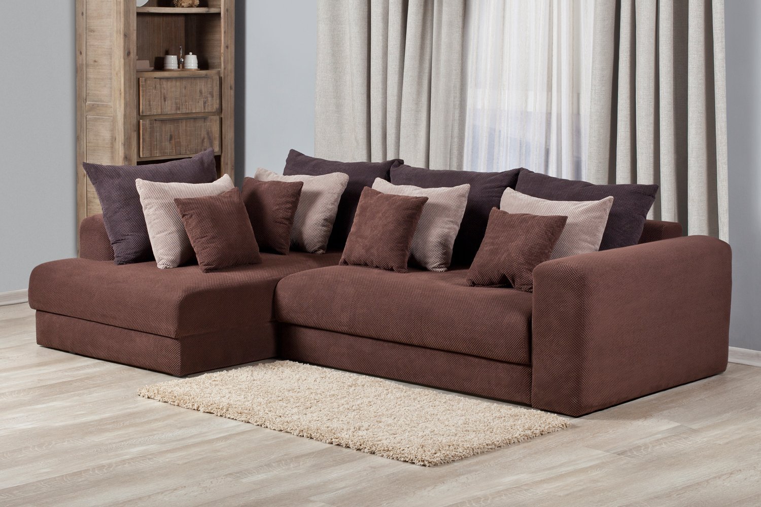 коричневый угловой диван в интерьере