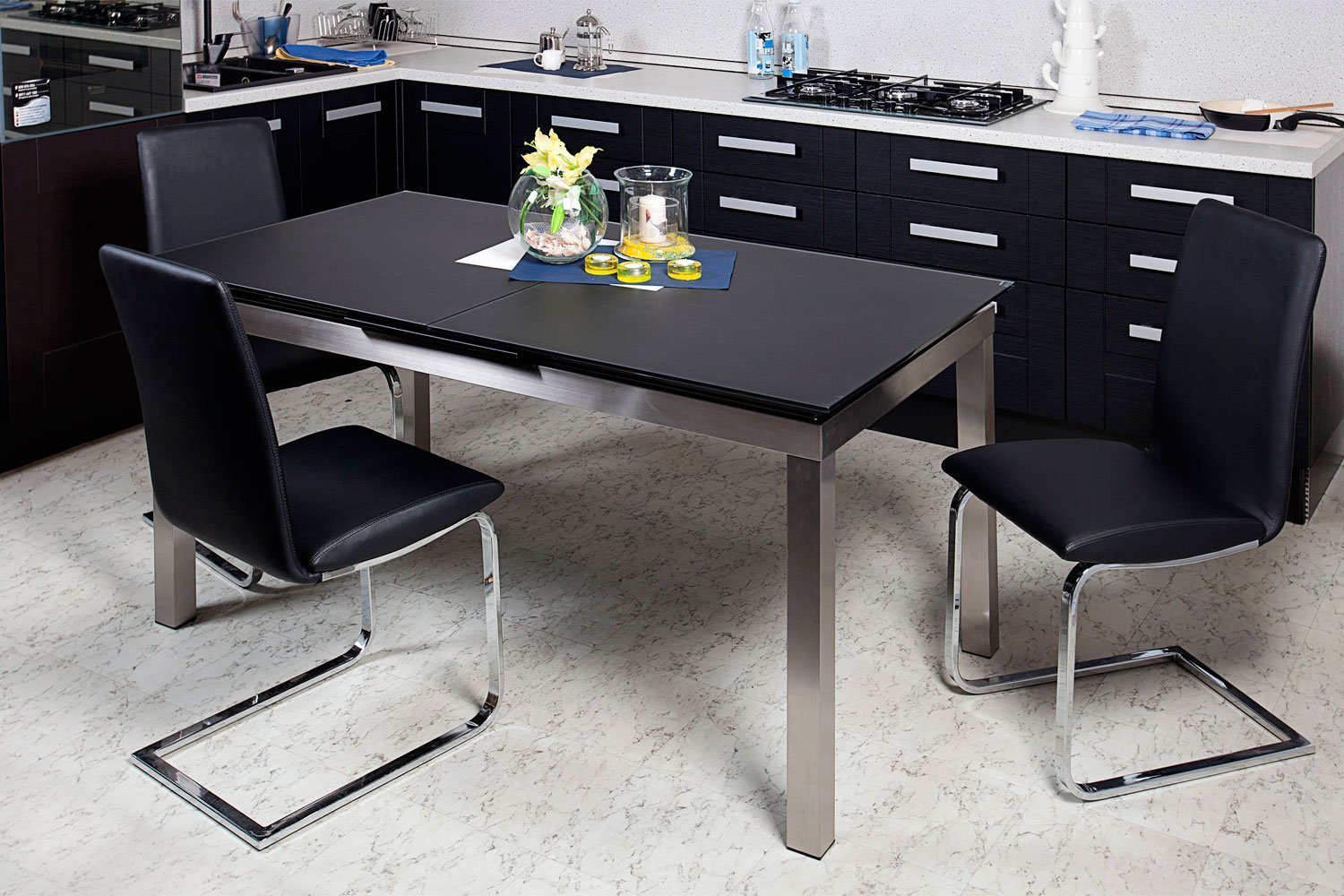 кухня с черным столом и стульями дизайн
