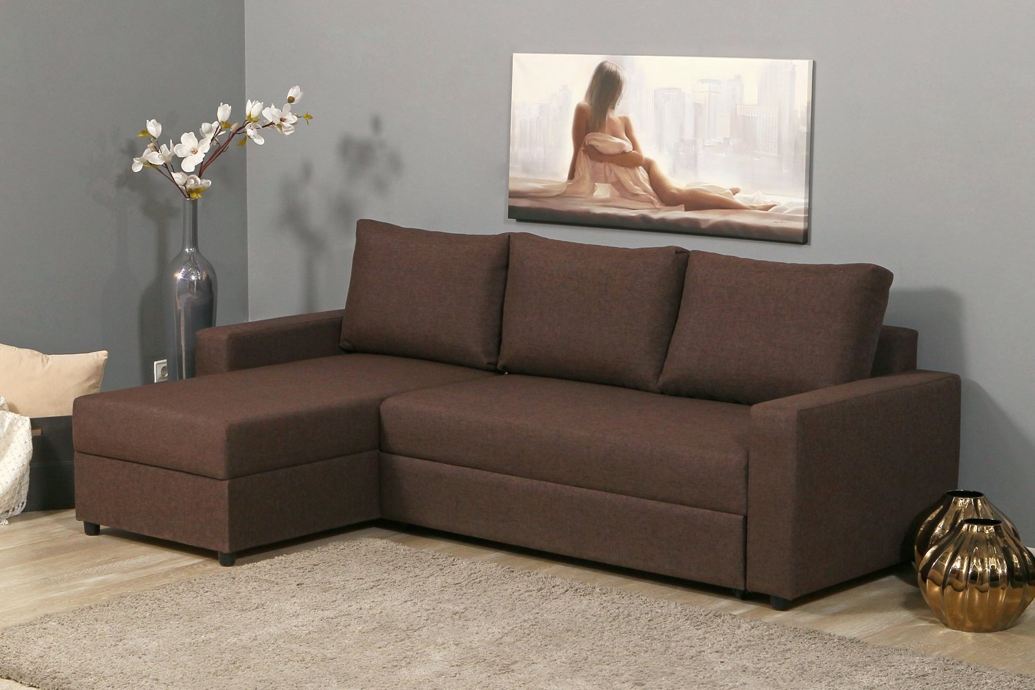 Угловой диван коричневого цвета