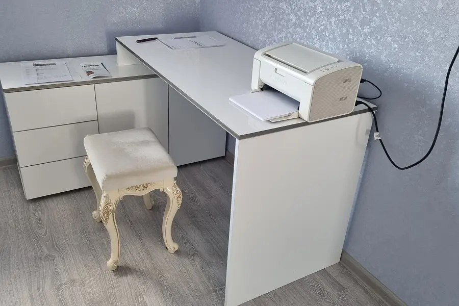 Столы для ноутбука и принтера фотогалерея больших и компактных моделей с полкой и без нее угловые столы с местом для принтера