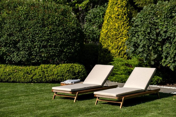 Изображение товара Стильный комплект для отдыха Calisto из массива акации с мягкими элементами