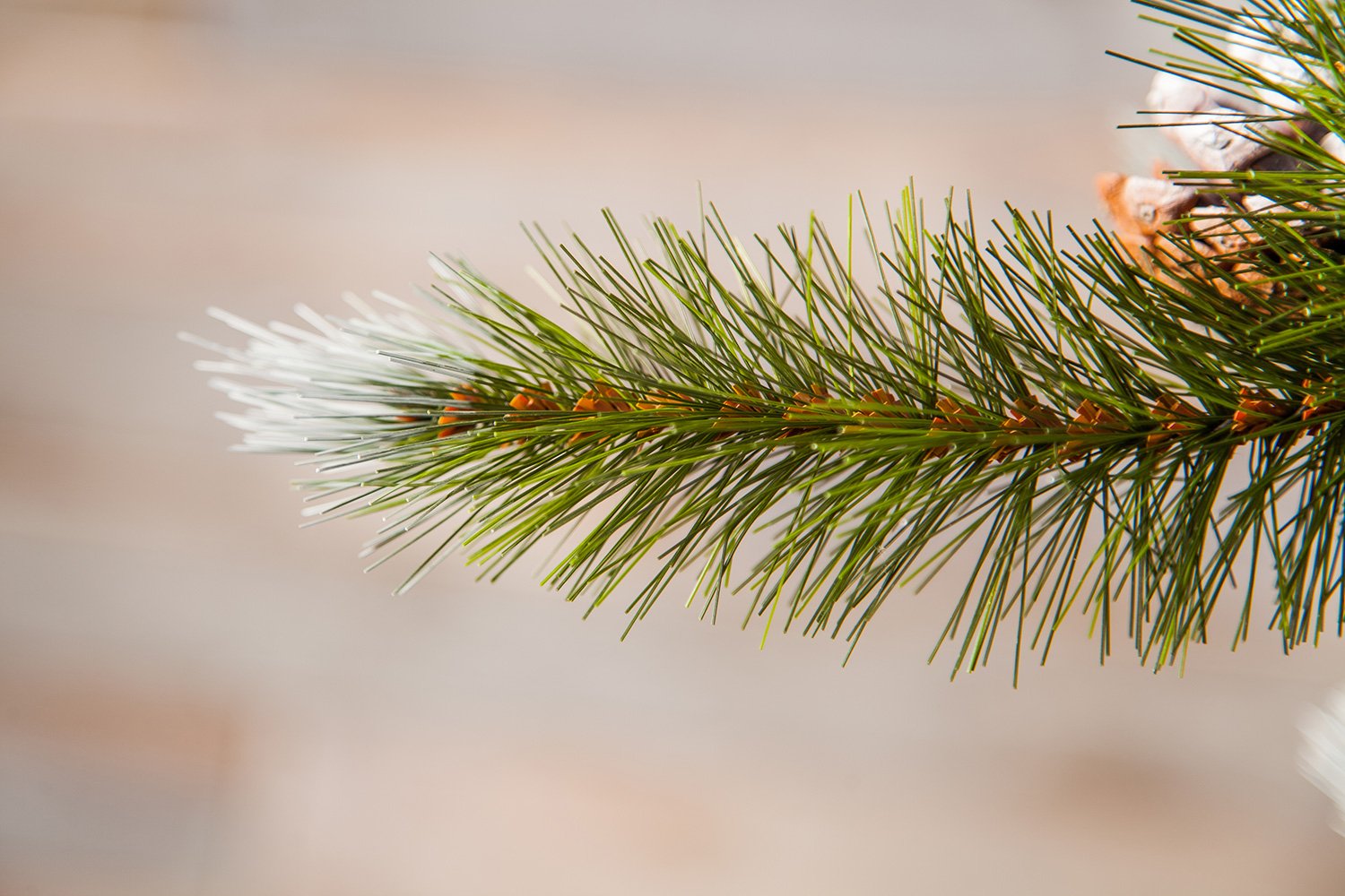 фото Искусственная ёлка с шишками ель женева заснеженная Triumph tree