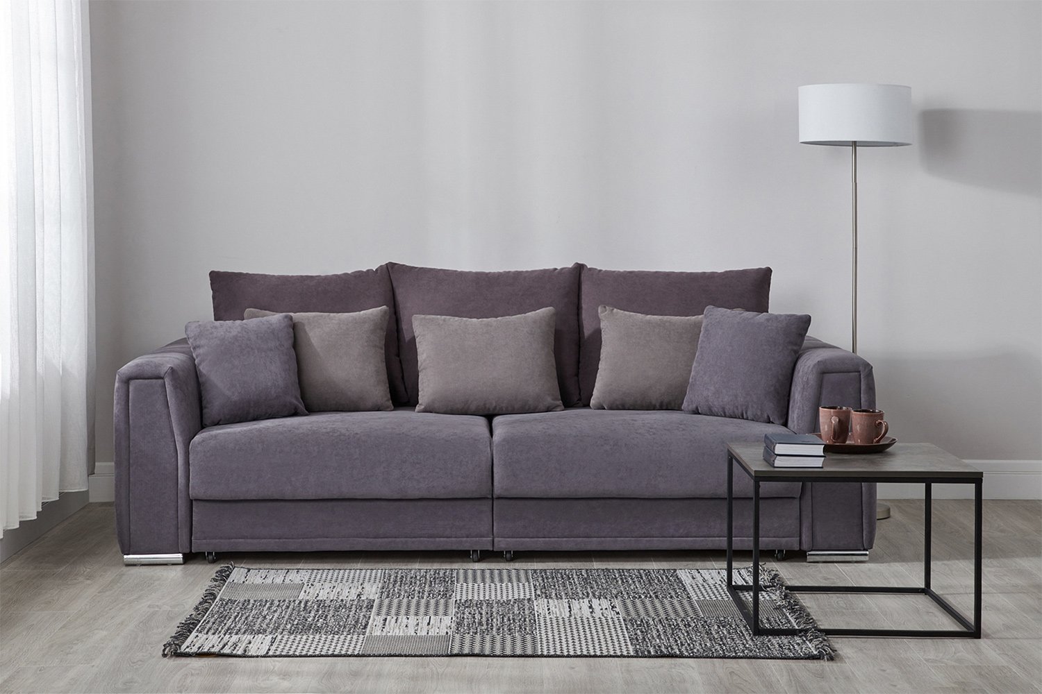 серый диван с фиолетовыми подушками