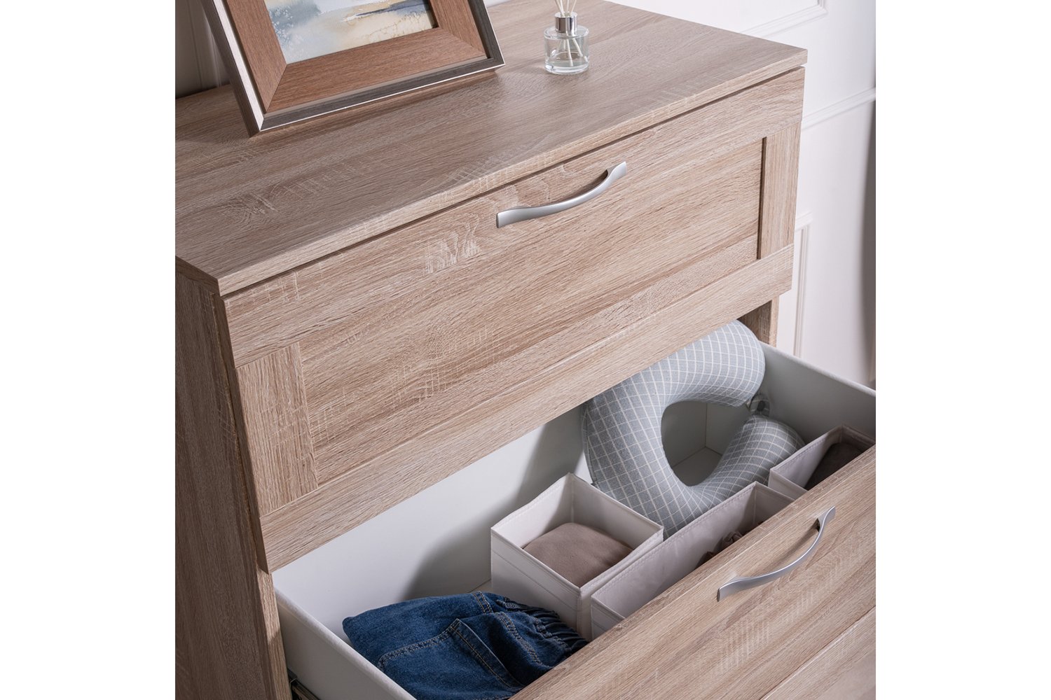 Современный комод в интерьере спальни