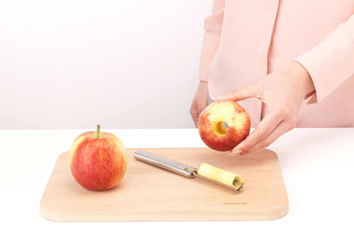 Перед обработкой из яблок иногда вырезают сердцевину. Brabantia нож для яблок. Удалитель сердцевины у яблок. Brabantia profile line 250187. Нож для удаления сердцевины яблок.