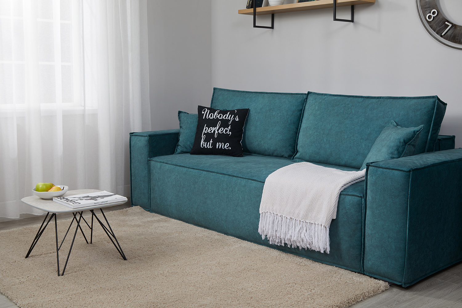 Зеленый диван с подушками классический интерьер