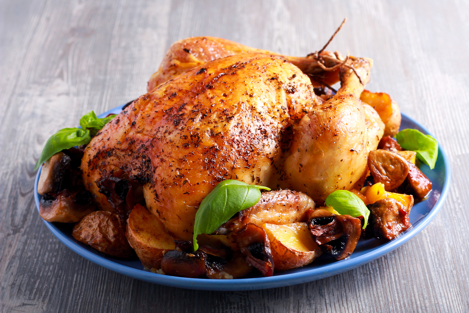 Цыпленок с картошкой в духовке рецепт. Курица гриль. Куритса жаренни. Курица запеченная в духовке. Жареная Курочка с картошкой.