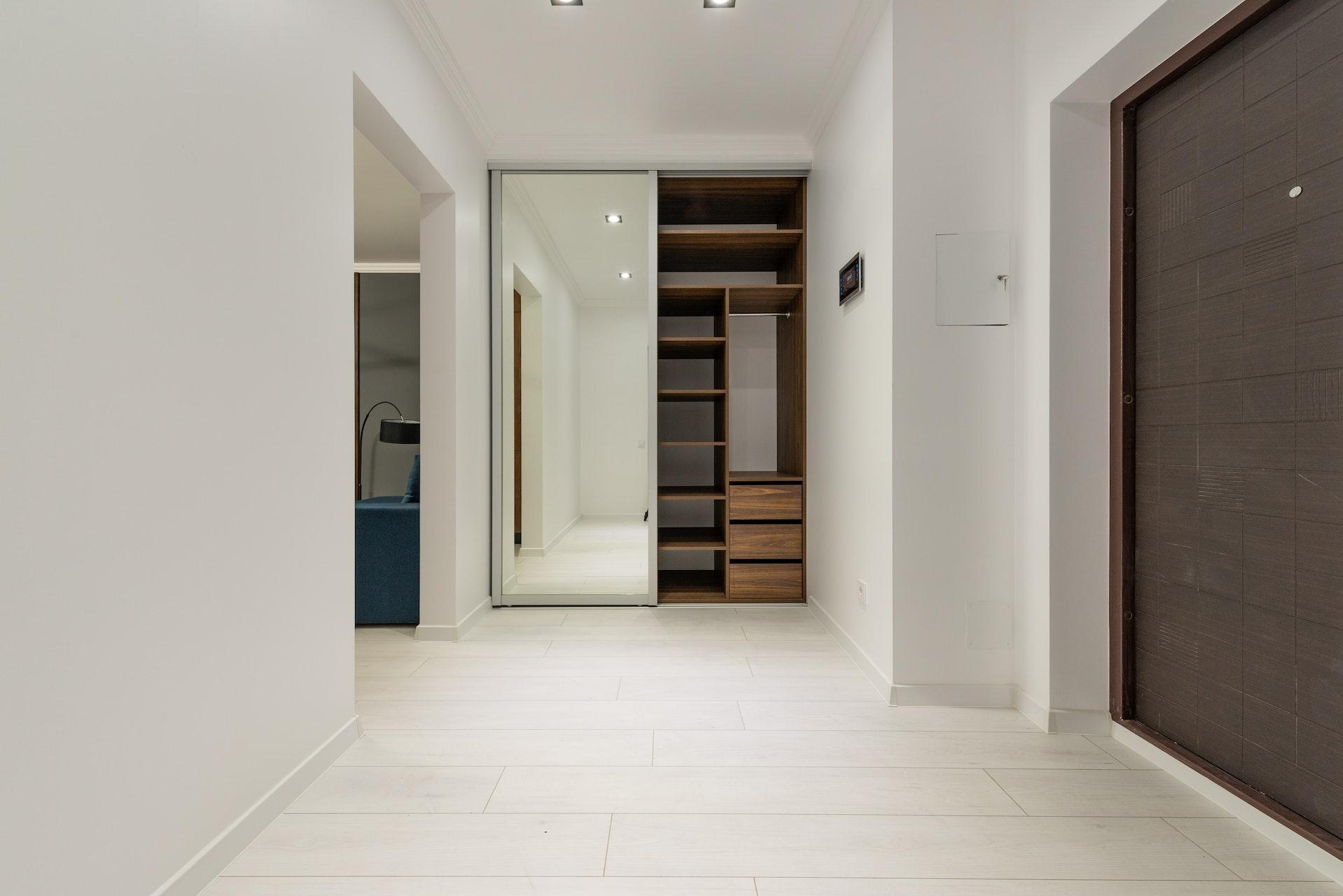 Дизайн холла в частном доме и квартире: с лестницей, прихожей и коридором