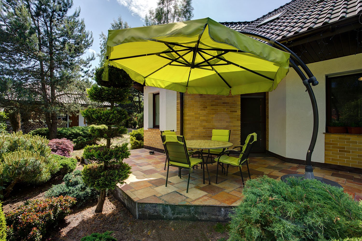 стол с зонтом для дачи и сада