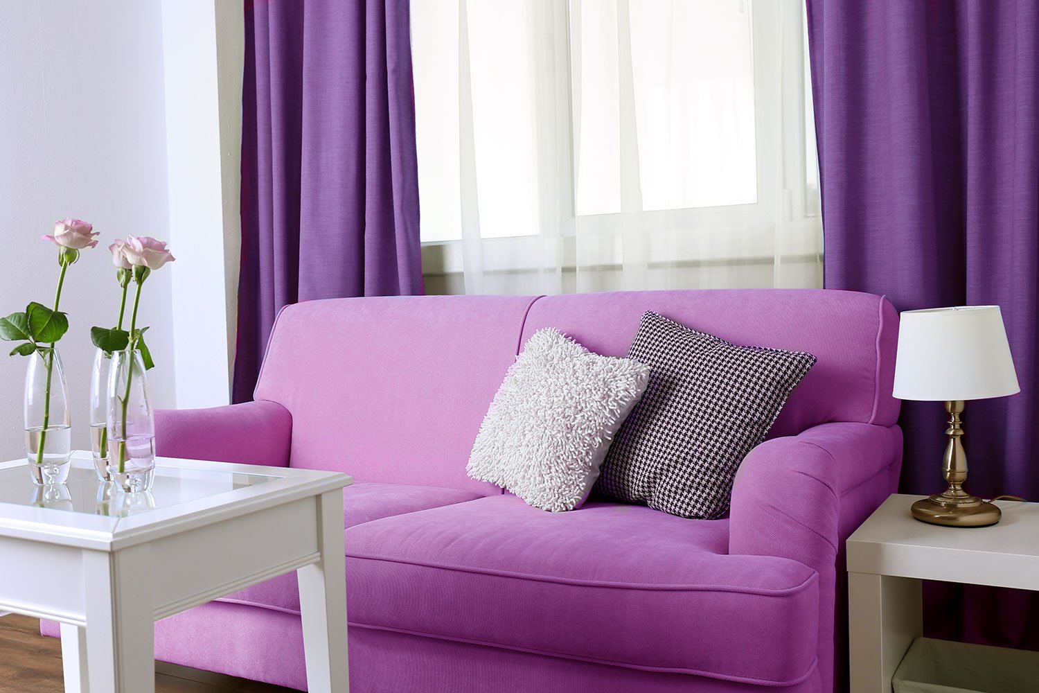 Фиолетовый диван сиреневые шторы