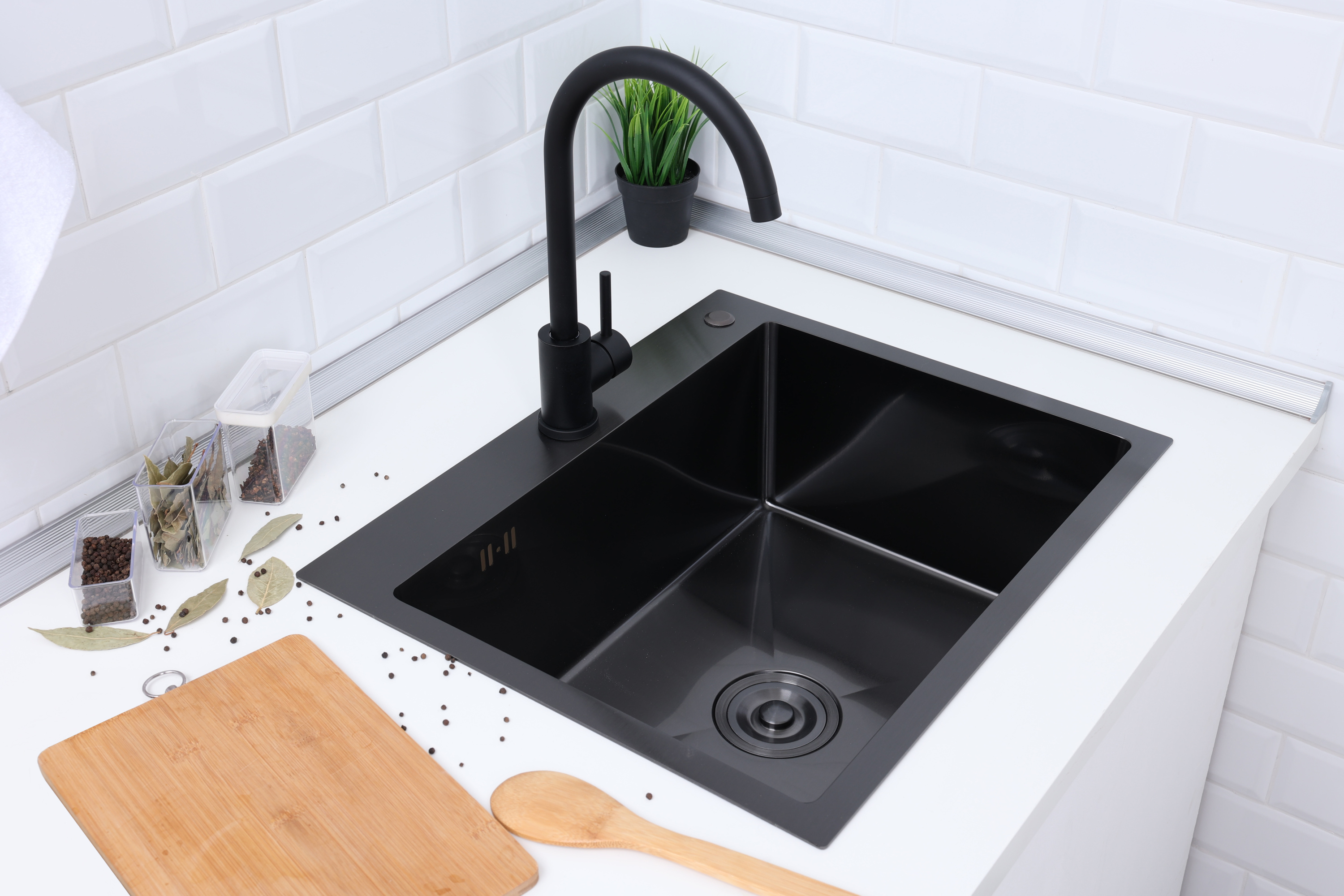Мойка Milan для кухни из нержавеющей стали 580480 мм Nano Black с двумя отв., с сифоном в индивид (9).JPG