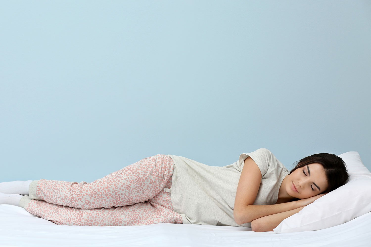Девушка в пижаме лежит