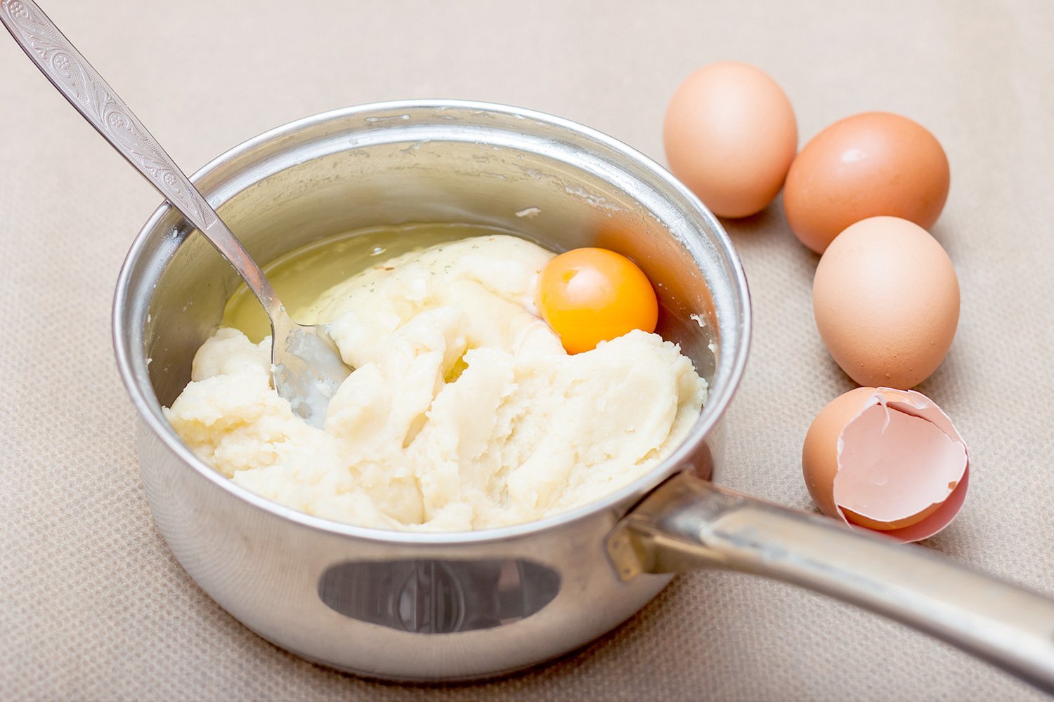 Надо ли добавлять в тесто яйца. Яичное тесто. Тесто с яйцом. Заварное тесто 4 яйца. Заварнзаварное тесте добавляем яйцо.