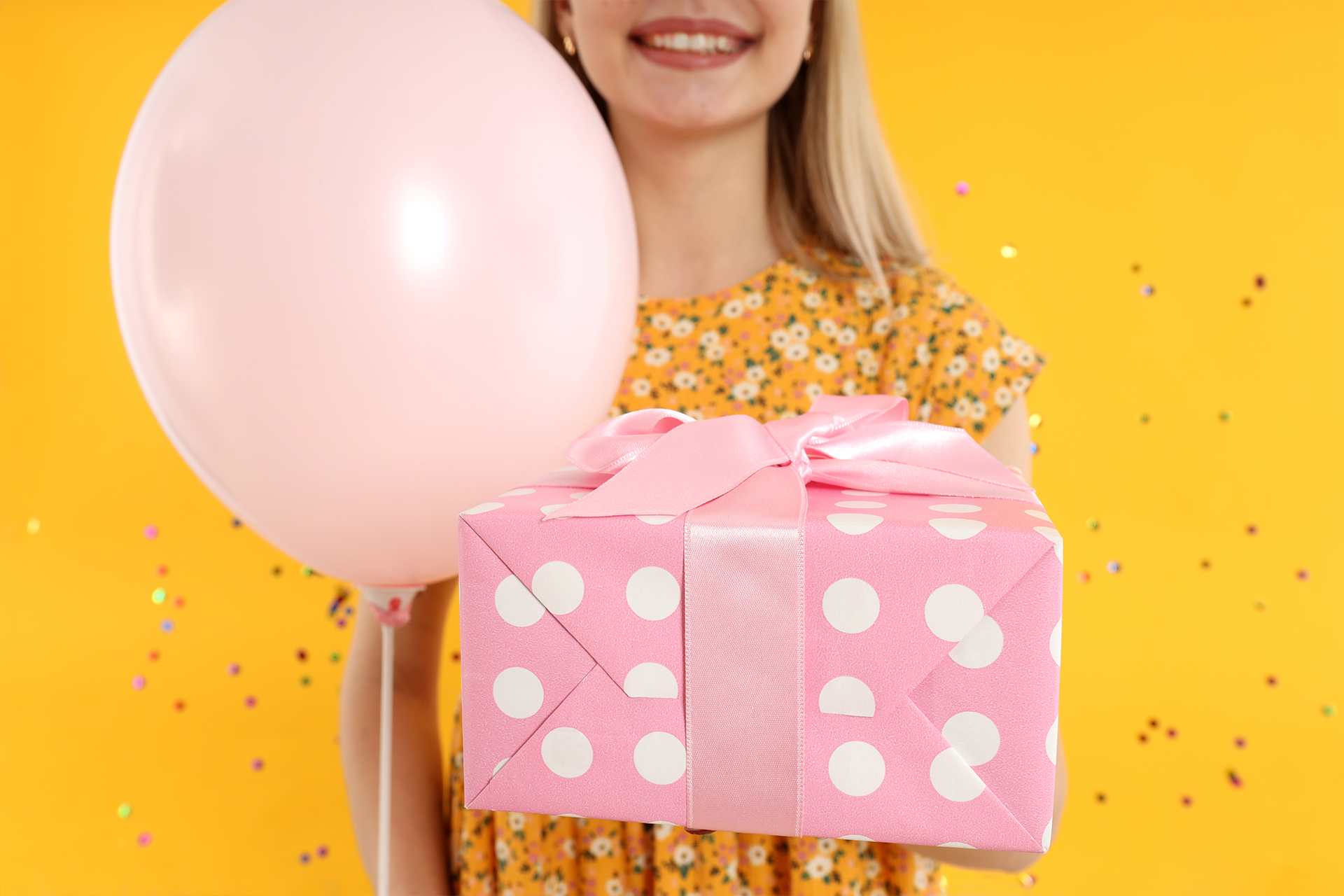 Что подарить женщине на 55 лет: идеи для интересных и оригинальных подарков