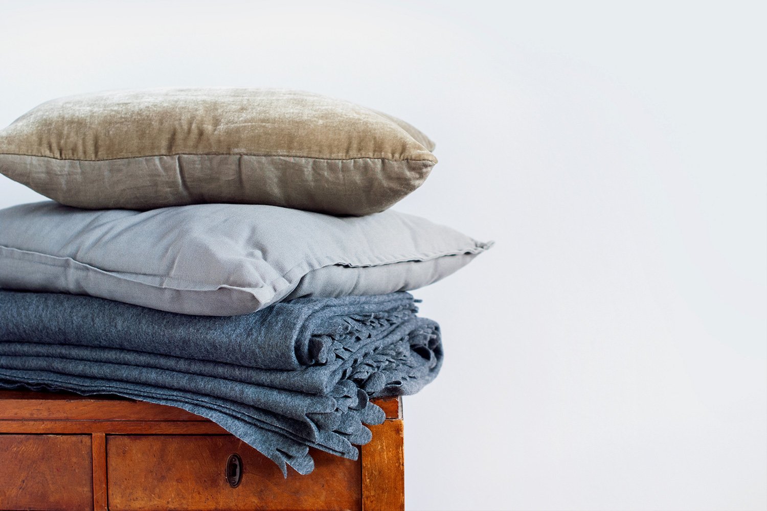Как хранить одеяла и подушки в шкафу