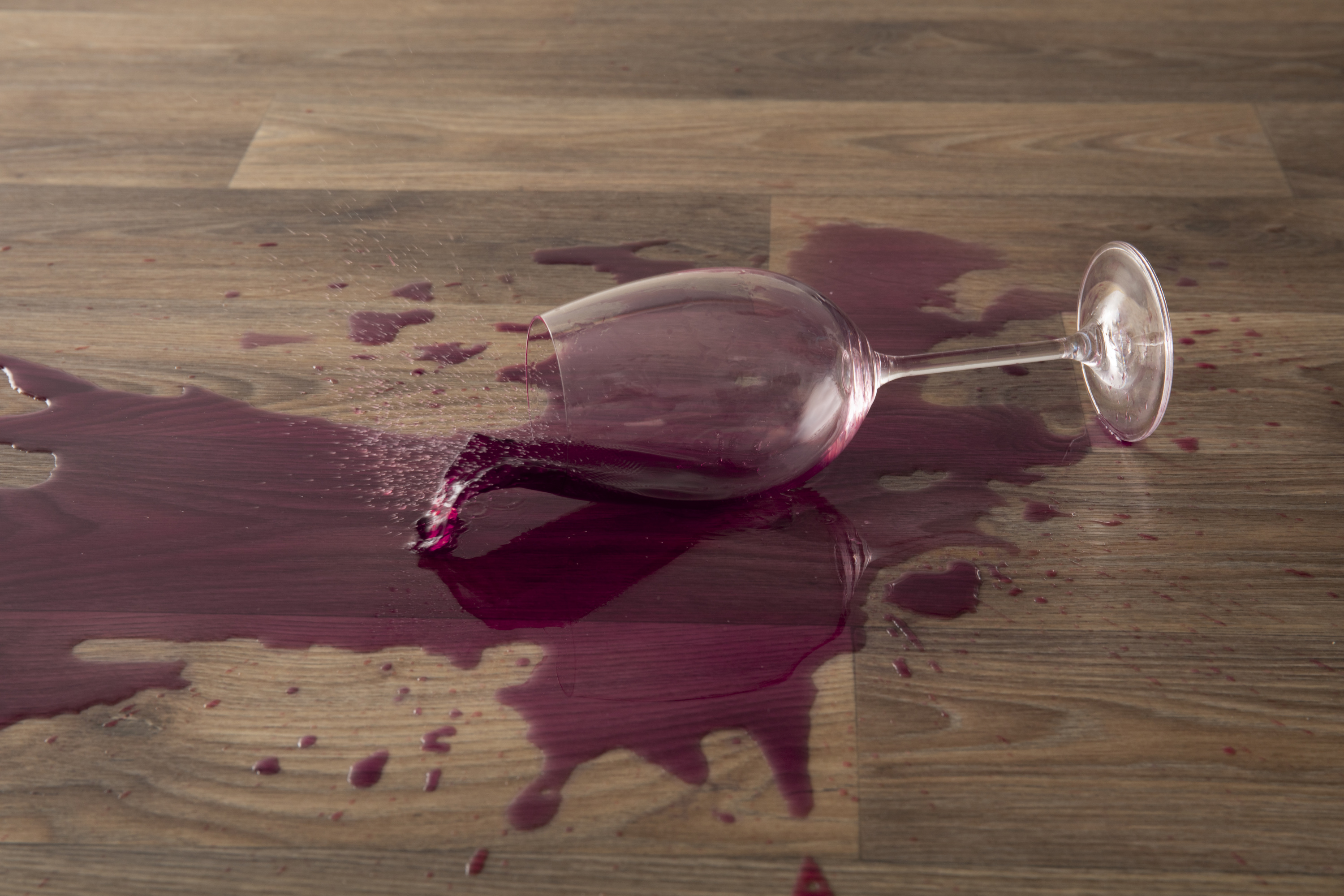 5 способов вывести пятна от красного вина