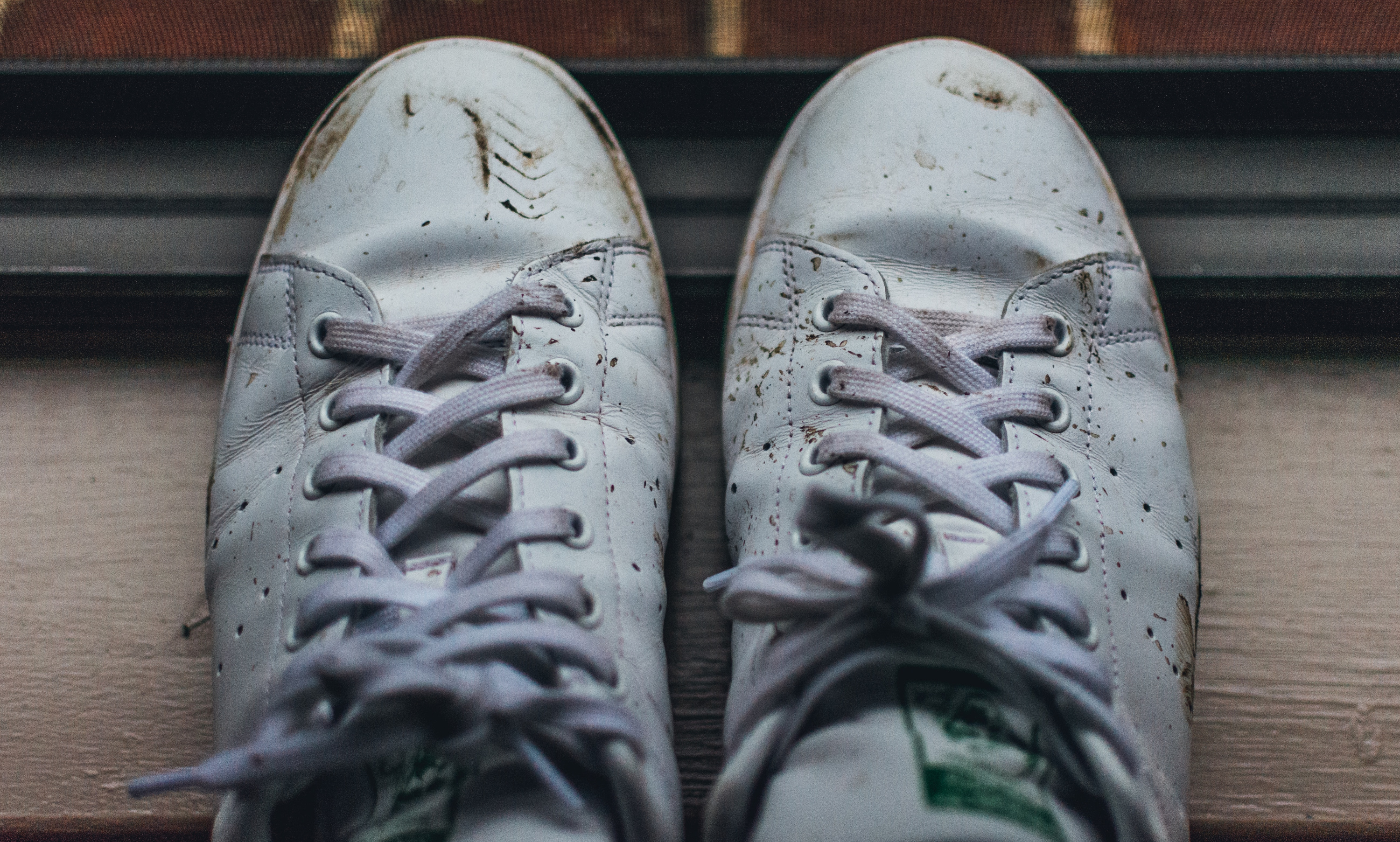 Как отбелить белые кроссовки в домашних условиях: чем отмыть белые кроссовки,  выбор подручных и специальных средств | Hoff