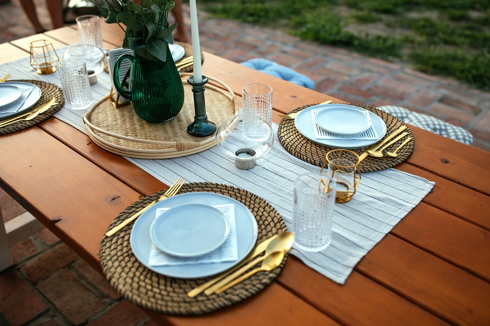 красивая сервировка стола на природе