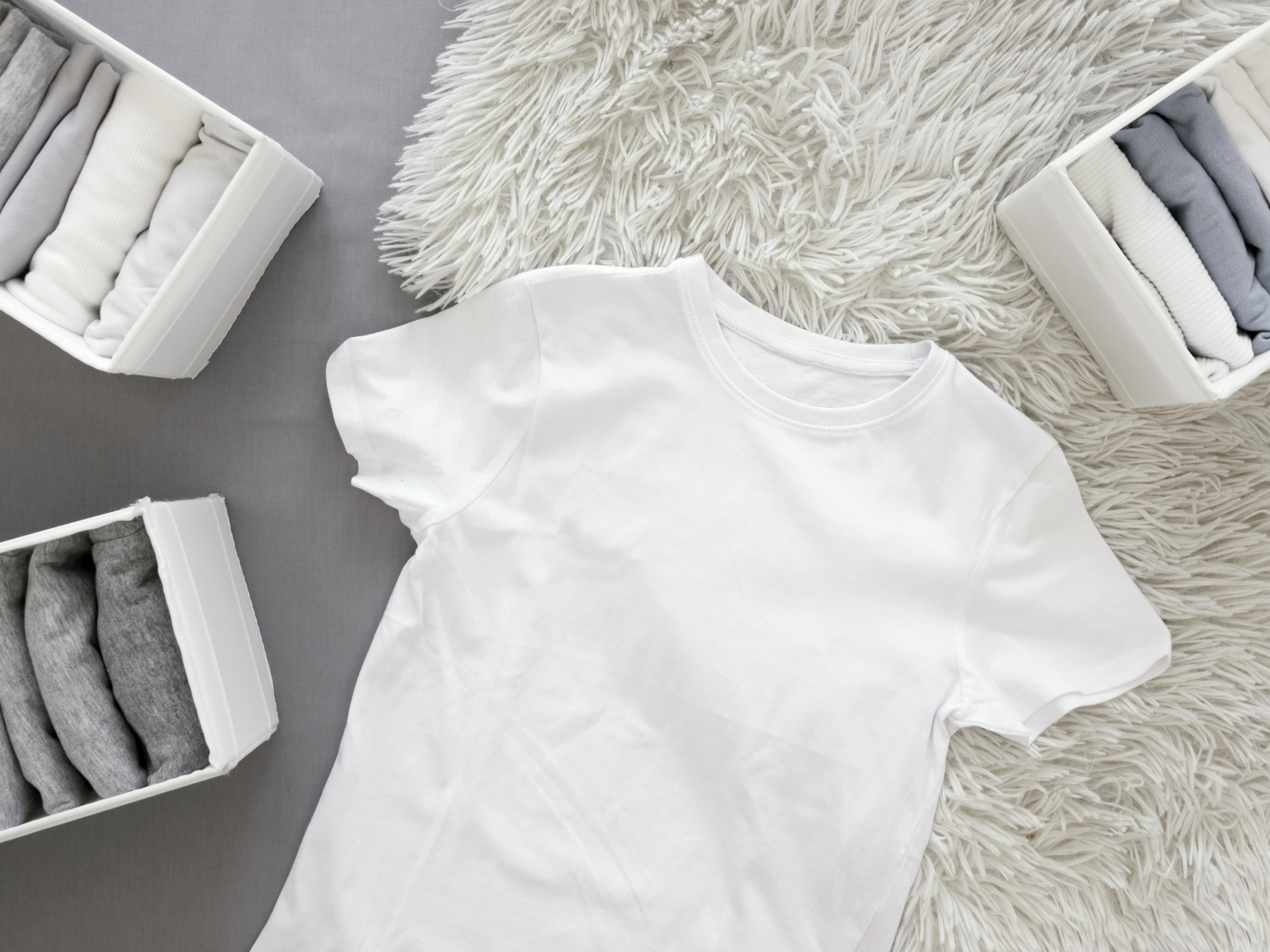 Как отстирать белую футболку: главные правила стирки и гид по разным пятнам