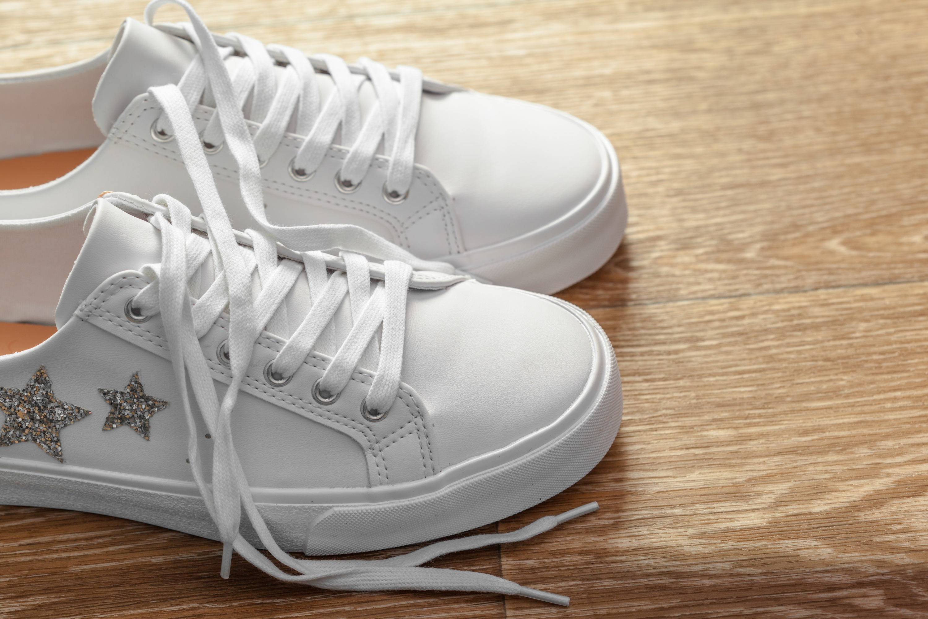 Как отбелить подошву на кроссовках: чем отмыть белую подошву обуви от  желтизны, лучшие способы, выбор средств | Hoff