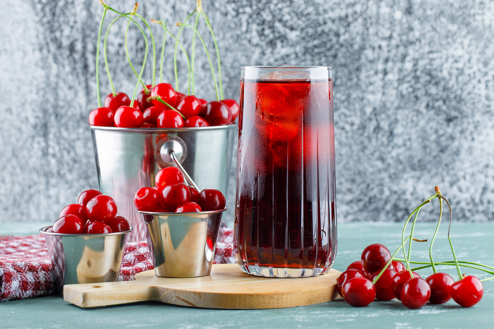 Насыщенный вишневый компот на зиму (из лесной вишни)