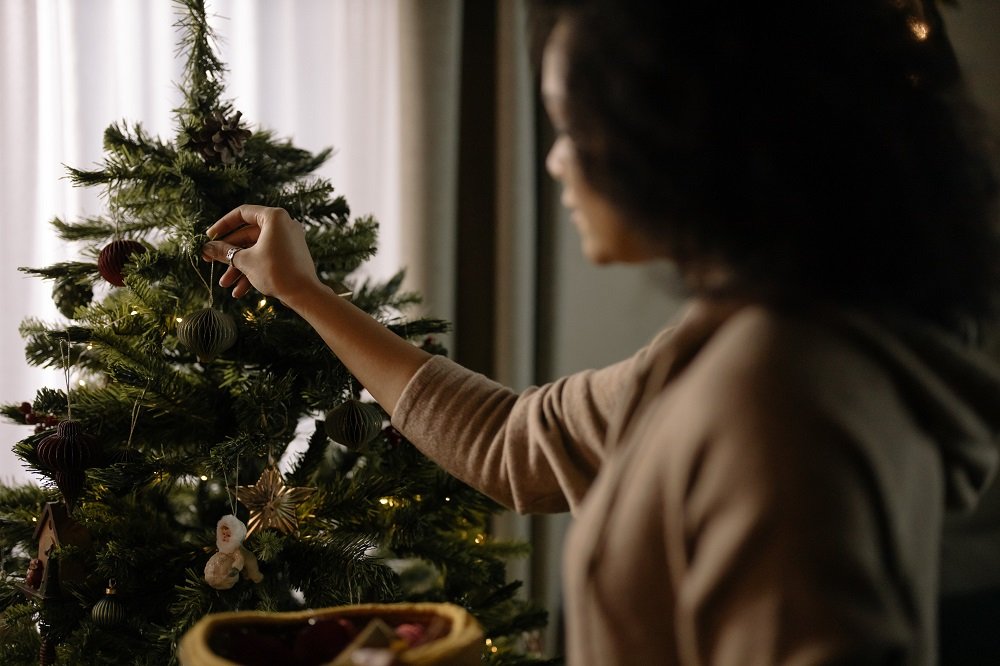 Понравится елка. Женщина украшает елку фото черно белое. Woman Decorating Christmas Tree. Woman Decorating Christmas Tree Instagrab.